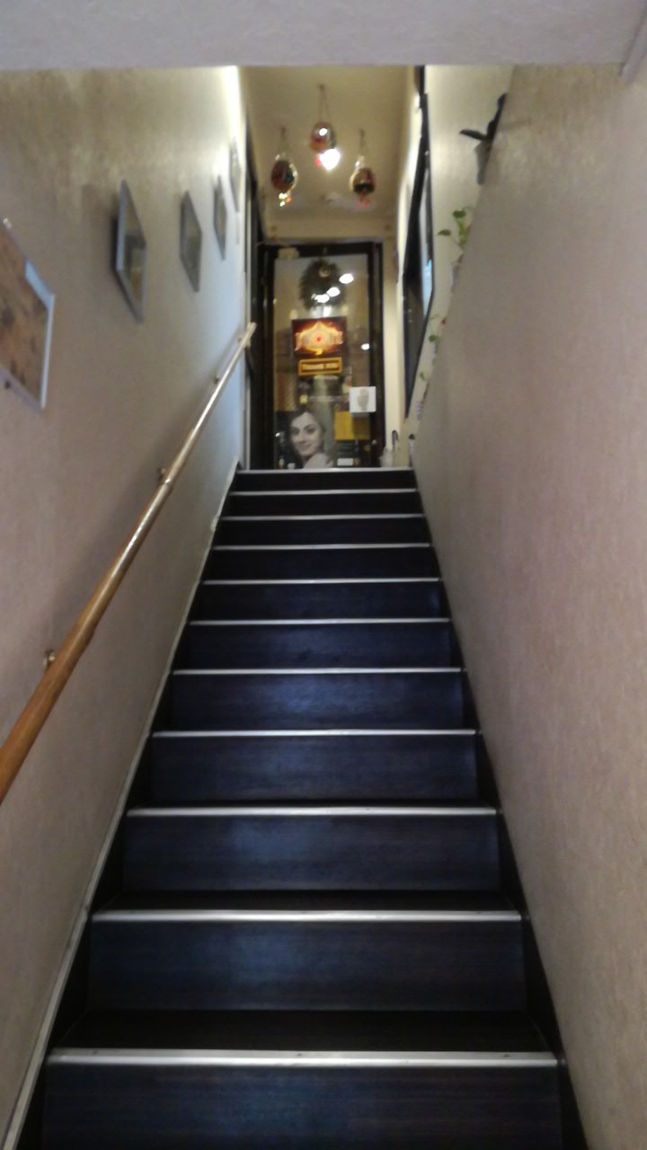 階段を登る
